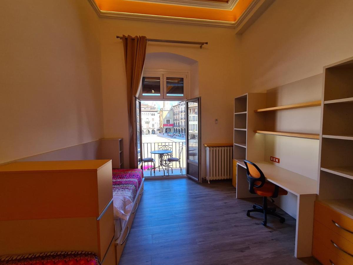 Apartaments Vicus 3 Con Vistas A La Plaza Mayor De Vic Extérieur photo