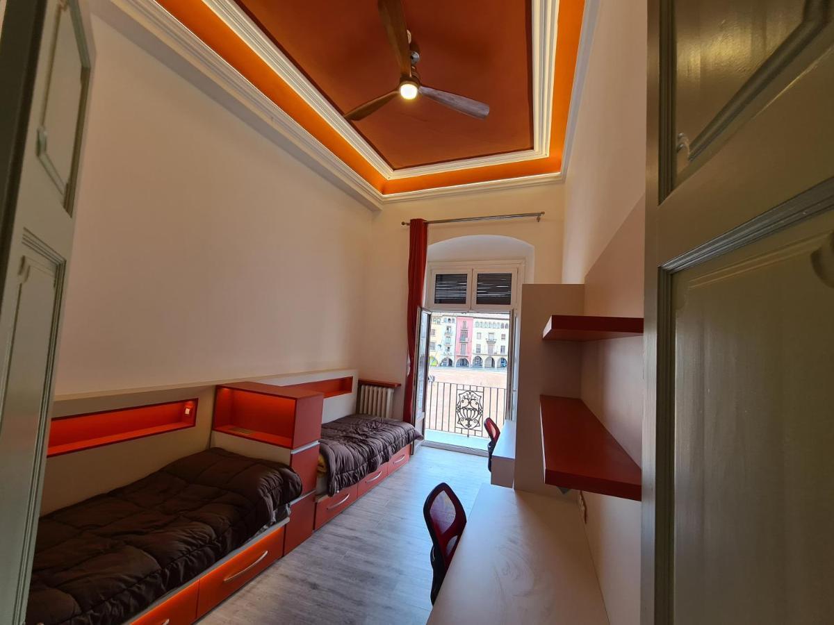 Apartaments Vicus 3 Con Vistas A La Plaza Mayor De Vic Extérieur photo